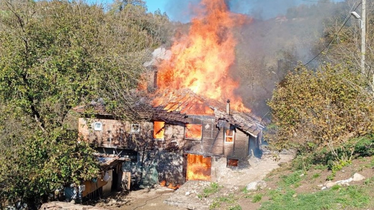 Zonguldak'ta korkutan ev yangını