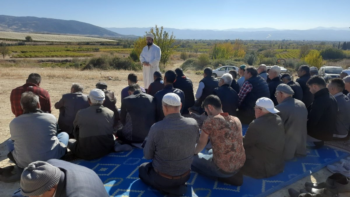 Manisa'da vatandaşlar yağmur duasına çıktı