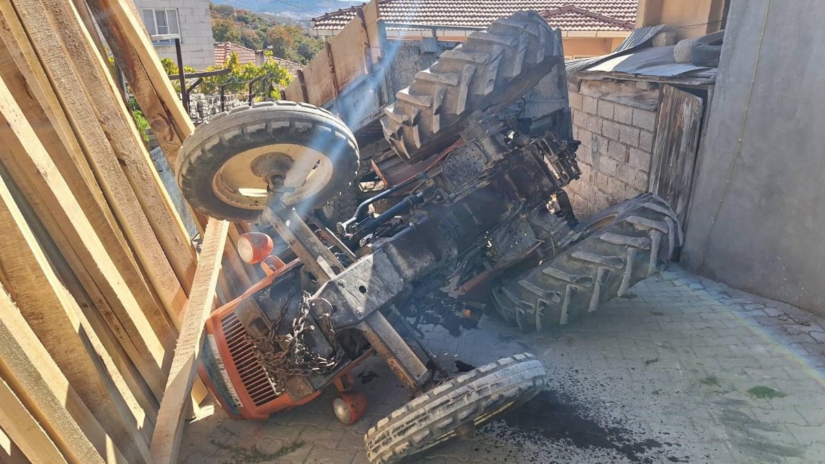 Manisa’da freni boşalan traktör ters döndü: 1 yaralı