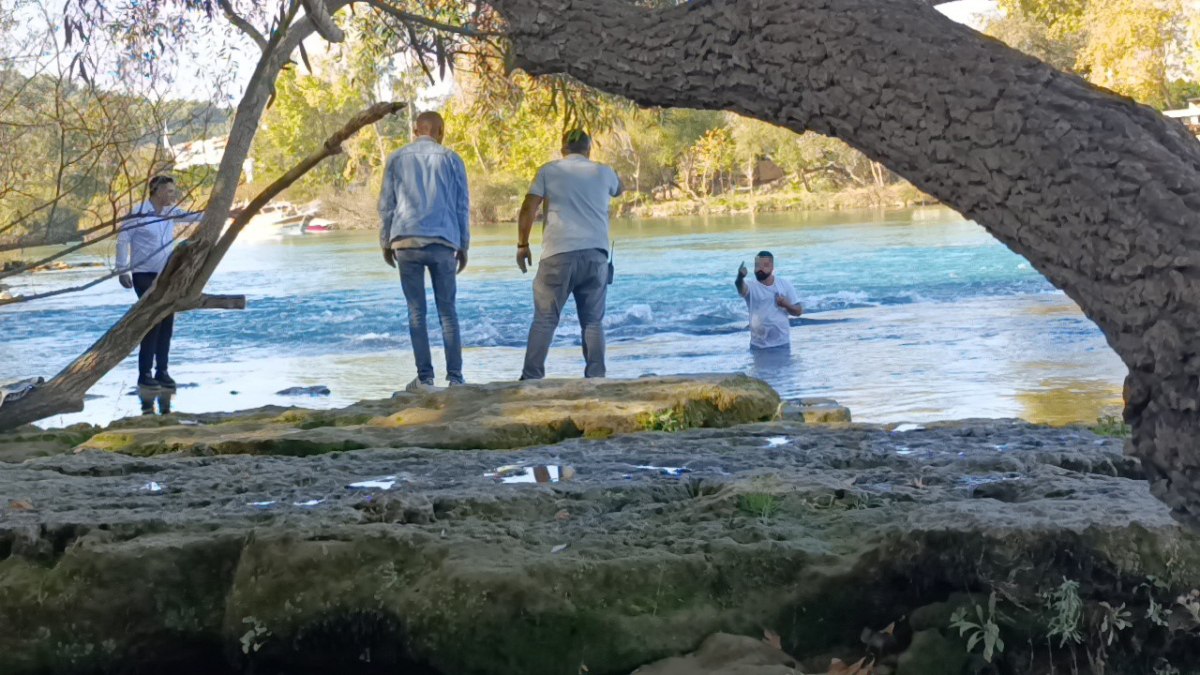 Antalya'da polis, buz gibi suya giren alkollü adamı 45 dakika boyunca ikna etmeye çalıştı