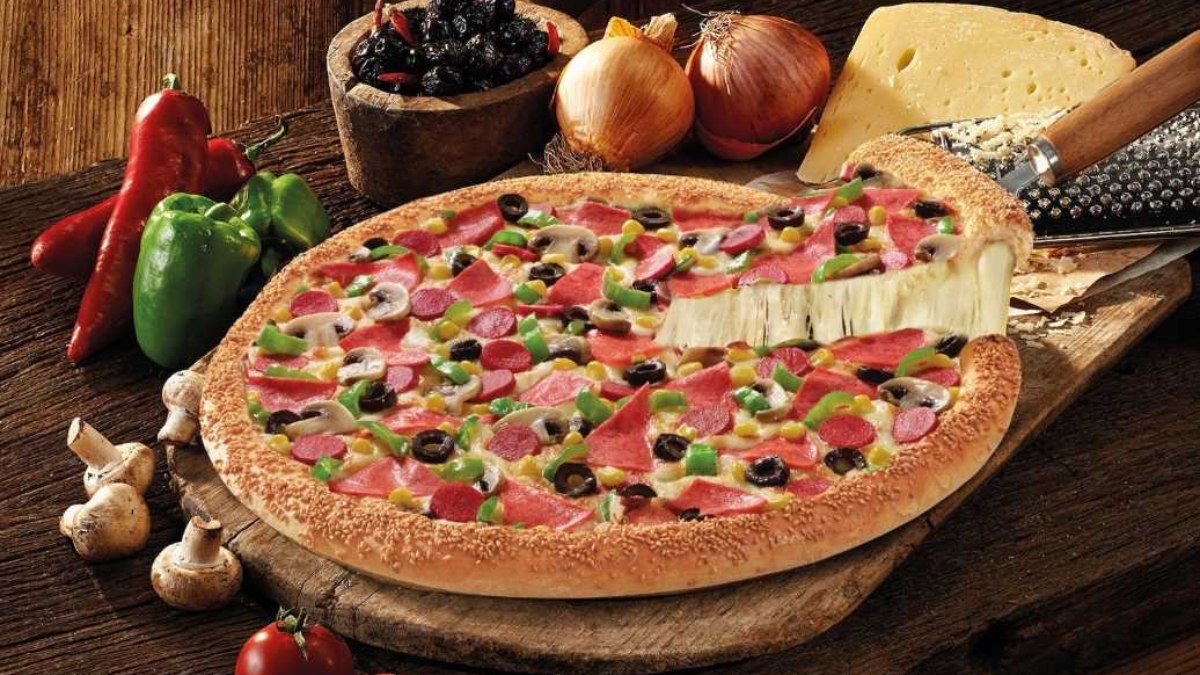 Ünlü pizzacıda tifo alarmı! 