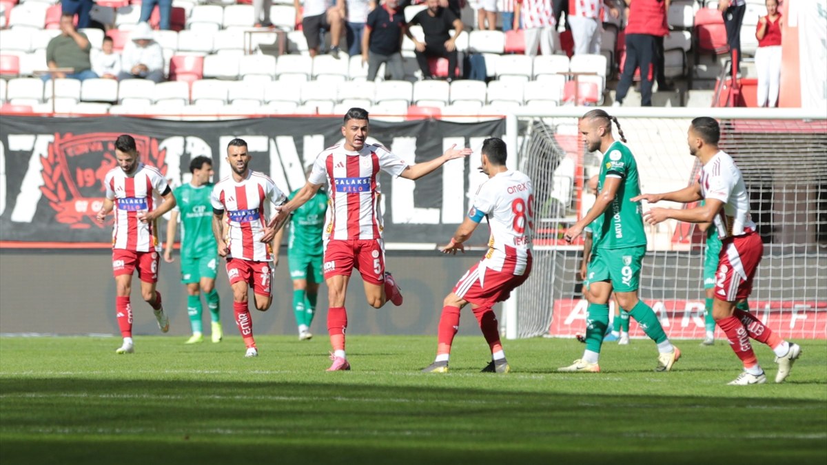 Antalyaspor, Bodrum FK'yı üç golle geçti