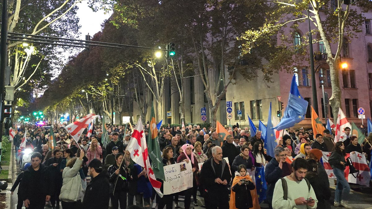 Gürcistan'da muhalefet partilerinden protesto yürüyüşü: Yeniden seçim istiyoruz