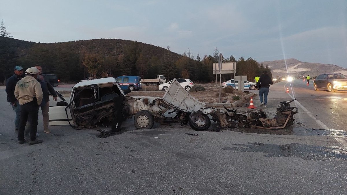 Burdur'da feci kaza: Tofaş otomobil ikiye bölündü