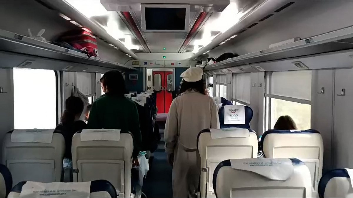 Samsun-Sivas seferini yapan tren 09.05’te durdu, yolcular saygı duruşunda bulundu