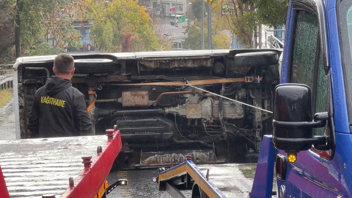 İstanbul'da kontrolden çıkan panelvan devrildi