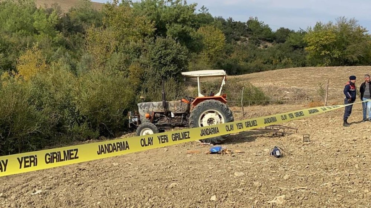 Adana'da yerdeki taşı kaldırmak isterken traktörün altında kaldı