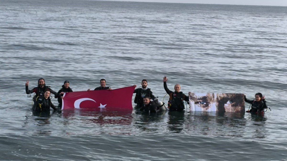 Bursa'da denizin altında Türk bayrağı ve Atatürk posteri açtılar