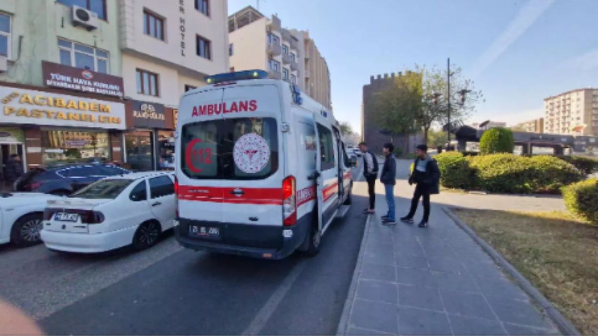 Diyarbakır'da mendil satan çocuğa sokak köpekleri saldırdı