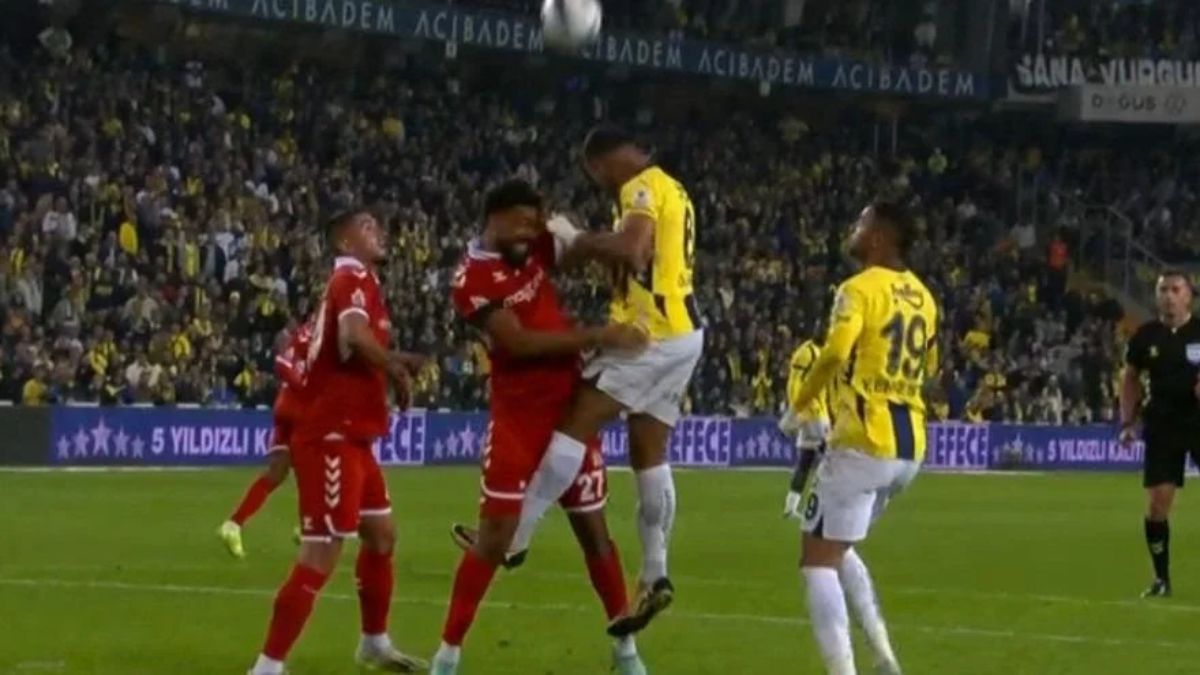 Fenerbahçe - Sivasspor maçının tartışmalı pozisyonlarını hakem eleştirmenleri yorumladı