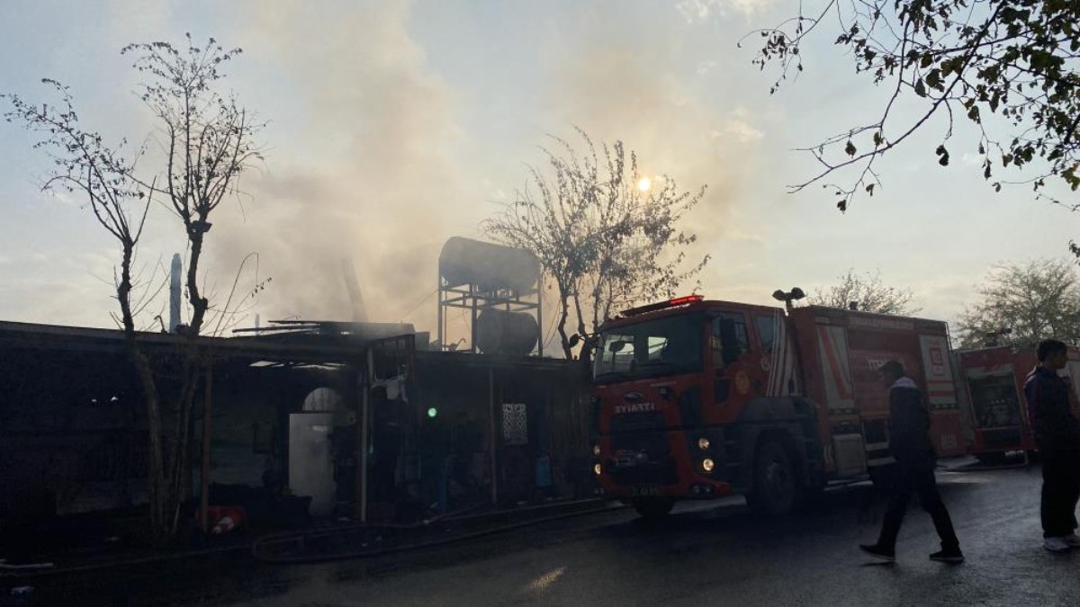 Diyarbakır'da bir kafe alevlere teslim oldu