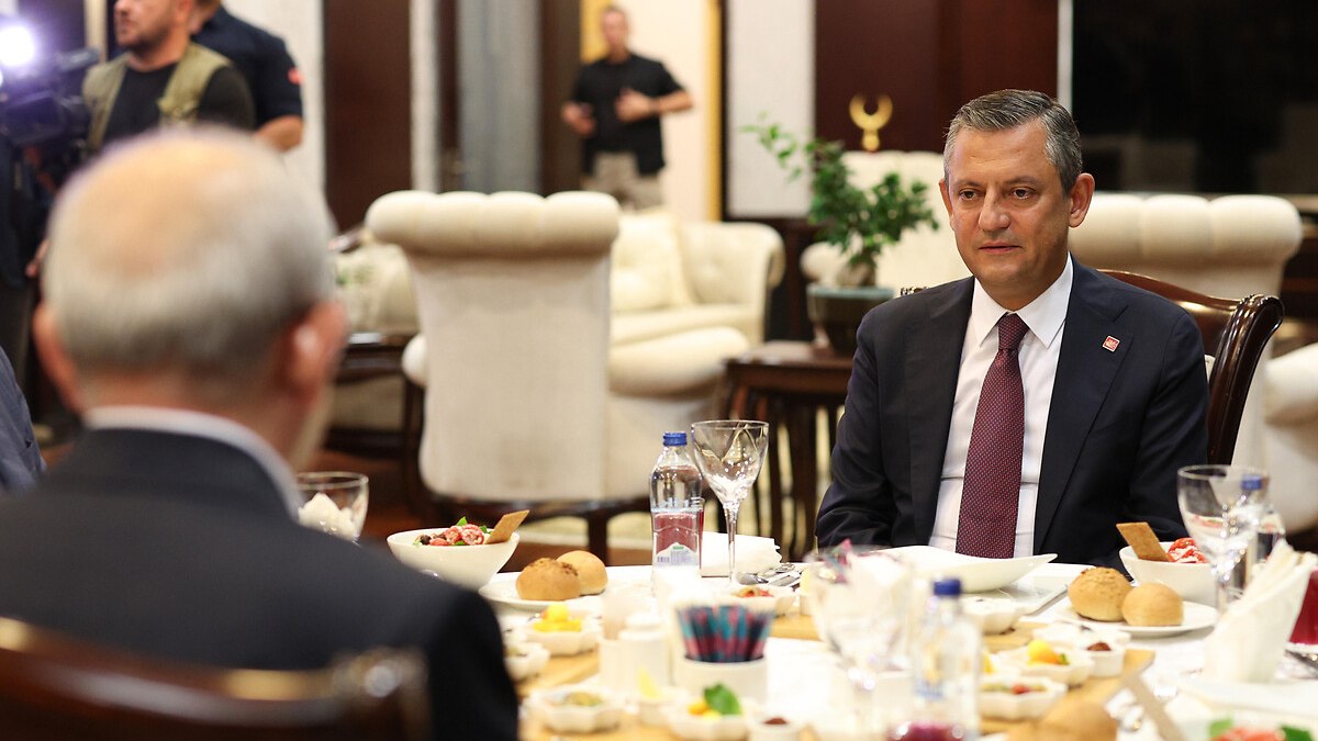 CHP'de güç savaşları: İl başkanları Özgür Özel'den yana tavır aldı