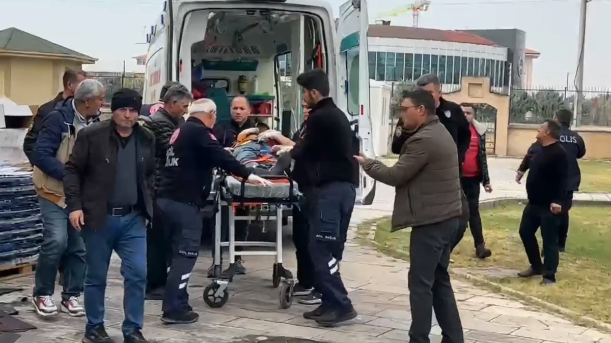 Aksaray'da portatif asansör devrildi: 2 yaralı