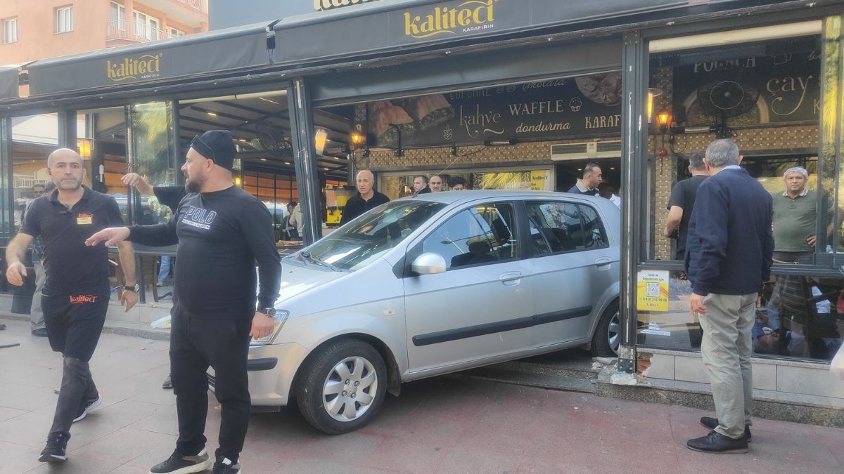 Aydın’da kontrolden çıkan otomobil kafeye daldı: 1 ölü 3 yaralı
