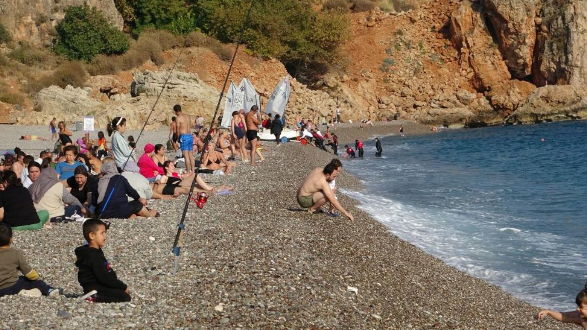 İki farklı Antalya: Dağlarda mevsimin ilk karı, sahillerde yaz havası...