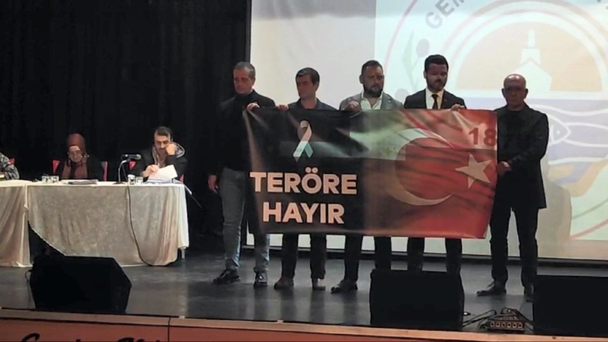 Gemlik Belediye Meclisi'nde "teröre hayır" pankartı gerginliği
