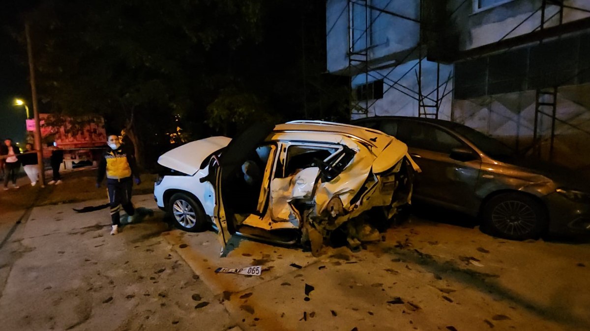 Sakarya'da ambulans ve üç aracın karıştığı zincirleme kaza: 1 ölü, 3 yaralı