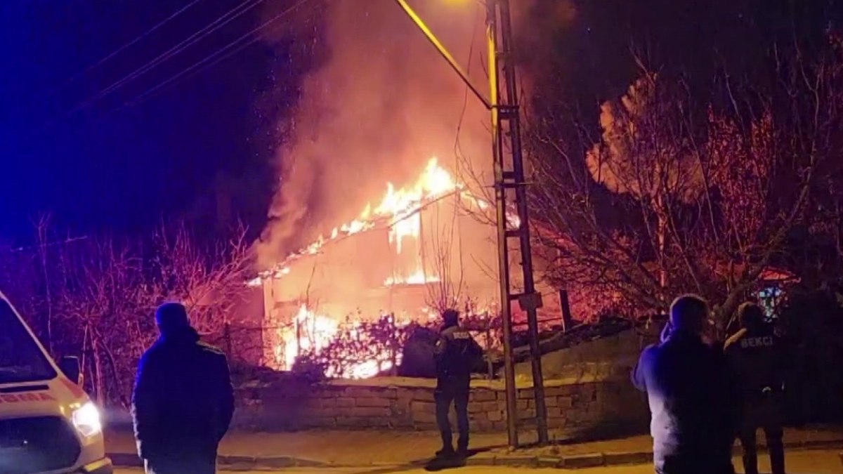 Amasya’da alevlere teslim olan ev kullanılamaz hale geldi