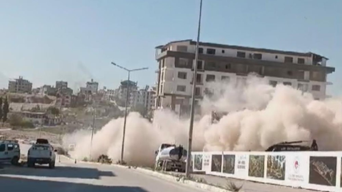 Hatay'da ağır hasarlı bina yerle bir oldu