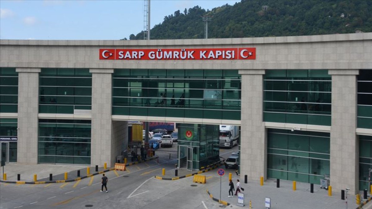 Sarp Sınır Kapısı'nda tır geçişleri rekor kırıldı