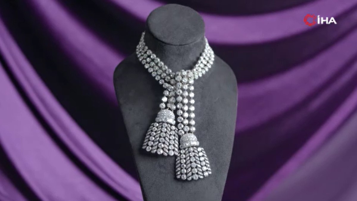 Fransa Kraliçesi Antoinette'in elmas kolyesi açık artırmayla satıldı