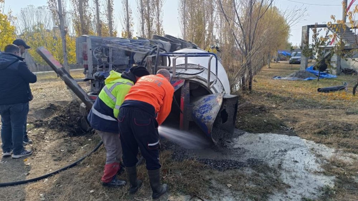 Iğdır'da devrilen beton mikseri kaldırmak için içi boşaltıldı