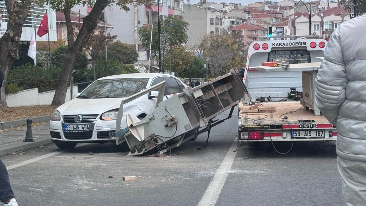 Tekirdağ'da kamyonetteki bıçkı makinesi otomobilin üzerine düştü