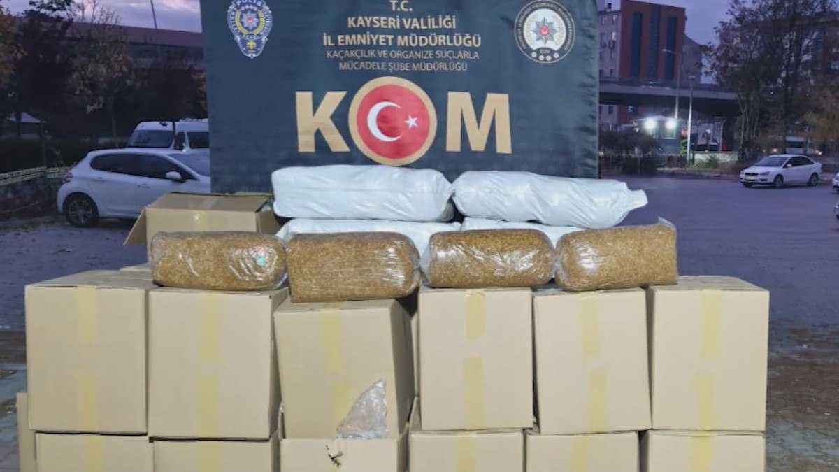 Kayseri'de kamyonet kasasından 821 kilogram kaçak tütün çıktı