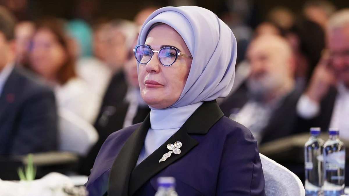 Emine Erdoğan: Çocukların karanlığa mahkum edildiği bir düzeni reddediyoruz