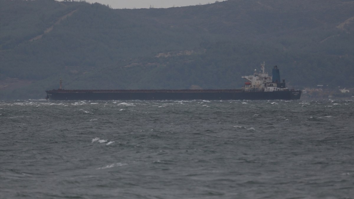 Çanakkale Boğazı çift yönlü olarak geçişlere kapatıldı