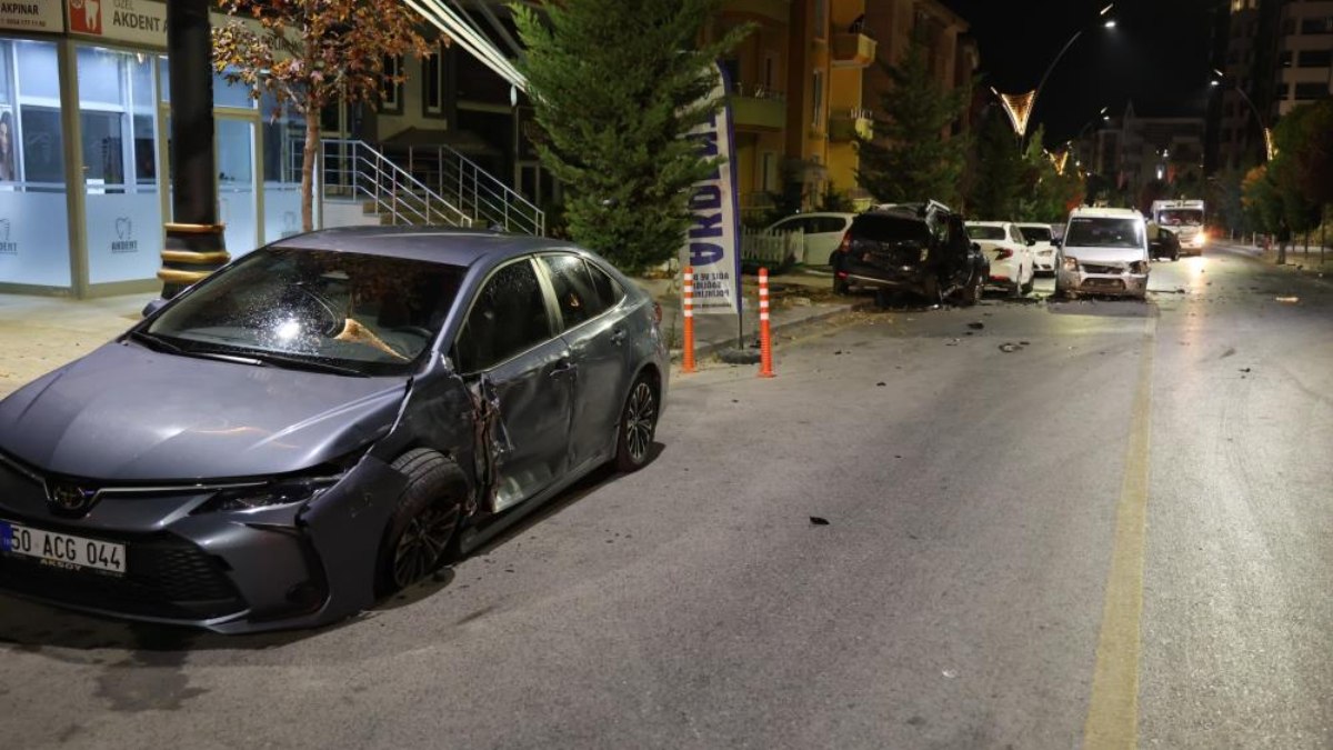 Nevşehir'de alkollü sürücü 4 araca çarparak durabildi