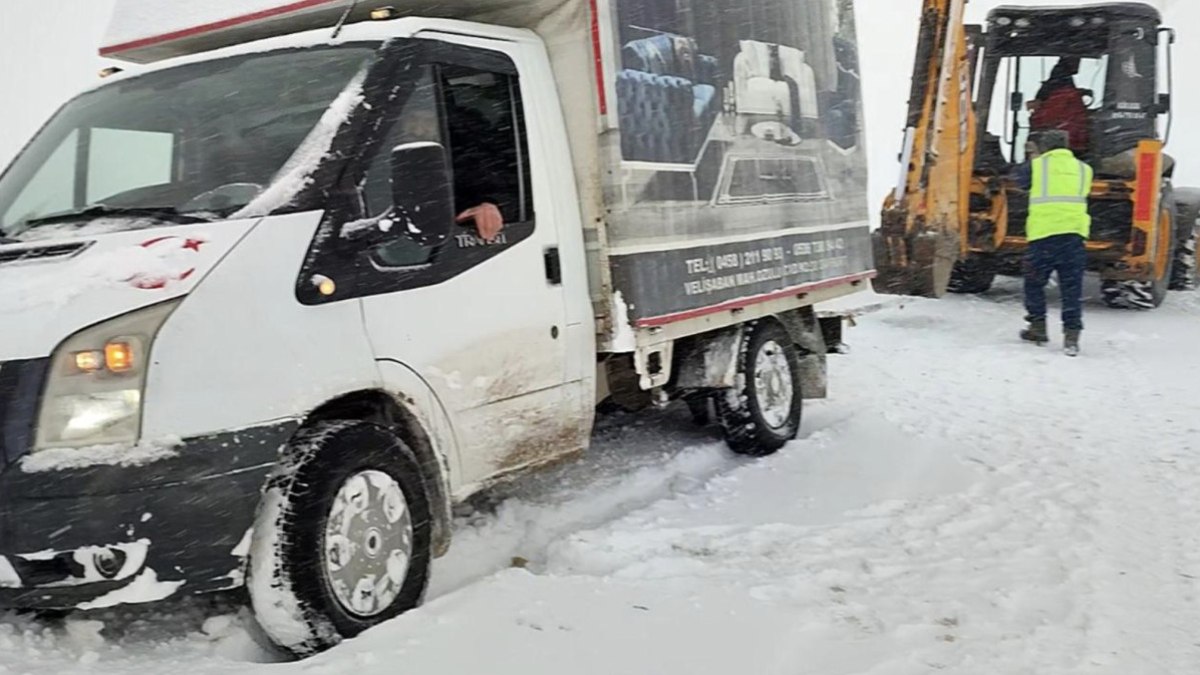 Bayburt'ta kar yağışı: Mahsur kalan kamyonet ekiplerce kurtarıldı