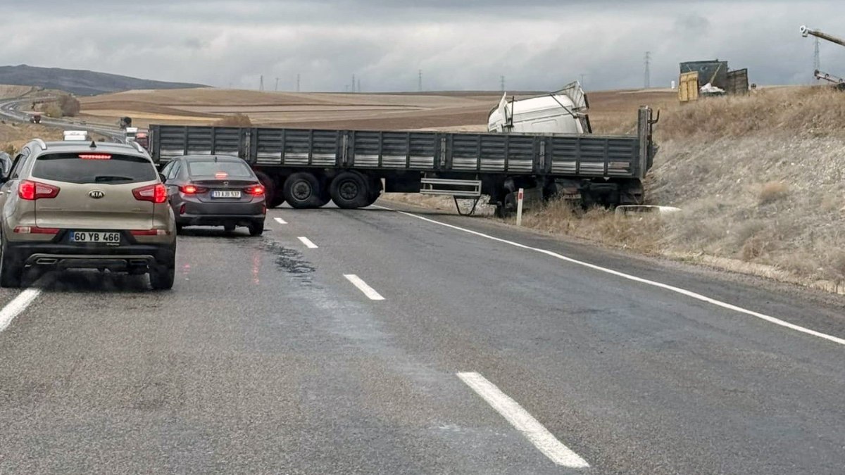 Yozgat'ta kontrolden çıkan tır trafiği durdu