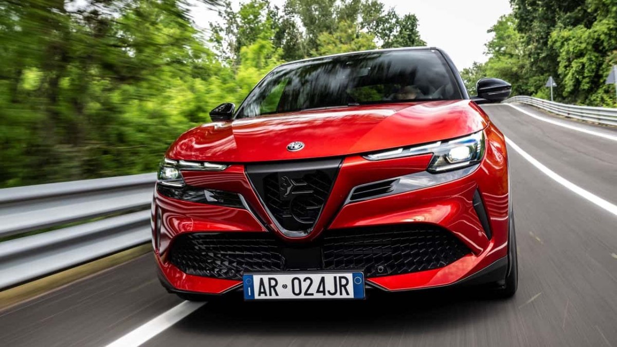 Alfa Romeo Junior, hibrit ve elektrikli seçenekleriyle Türkiye'de satışta