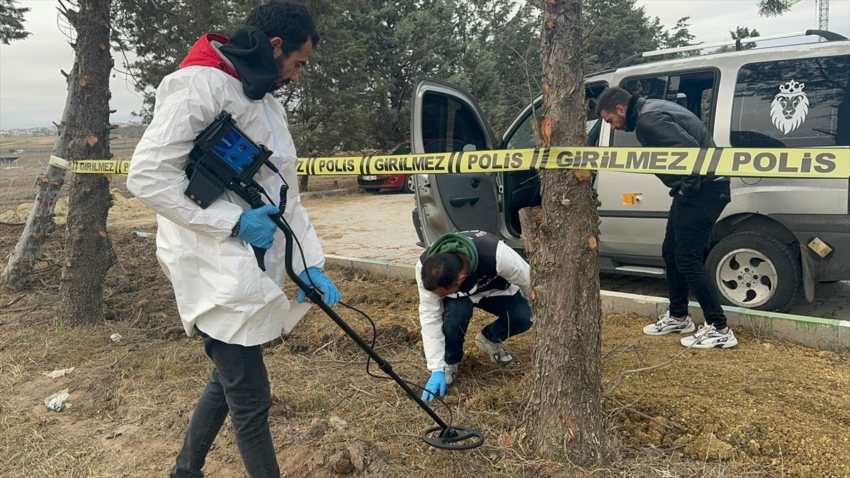 Tekirdağ'da 2 kişi mezarlıkta park halindeki araçta ölü bulundu