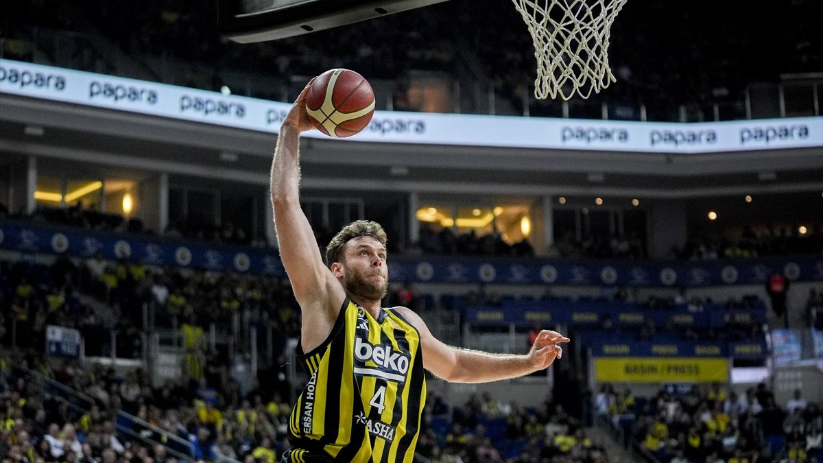 Fenerbahçe, ligde Anadolu Efes'i liderlikten etti