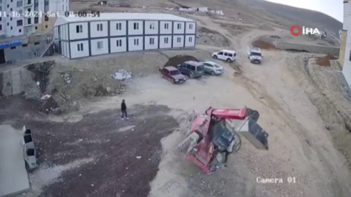 Elazığ'da iş makinesinin altında kalan gençler hayatını kaybetti