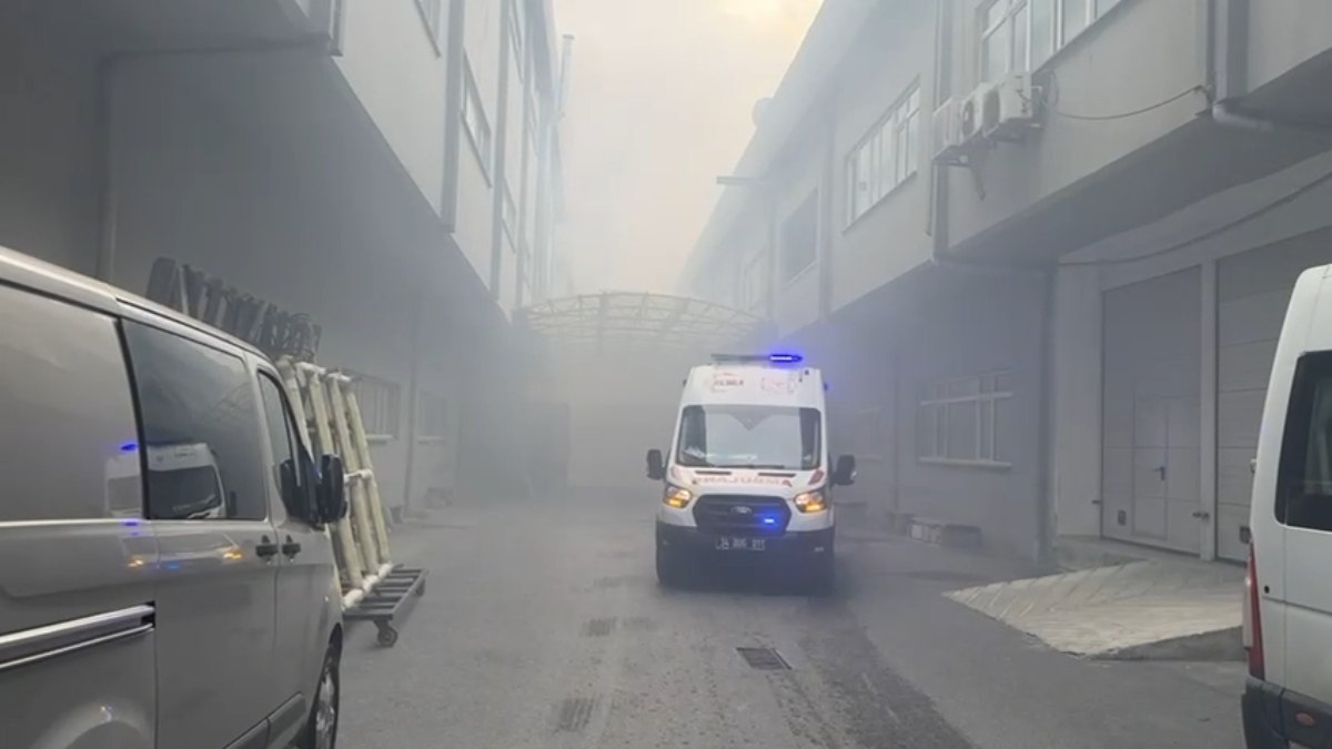 İstanbul'da sünger fabrikasında yangın: 2 yaralı