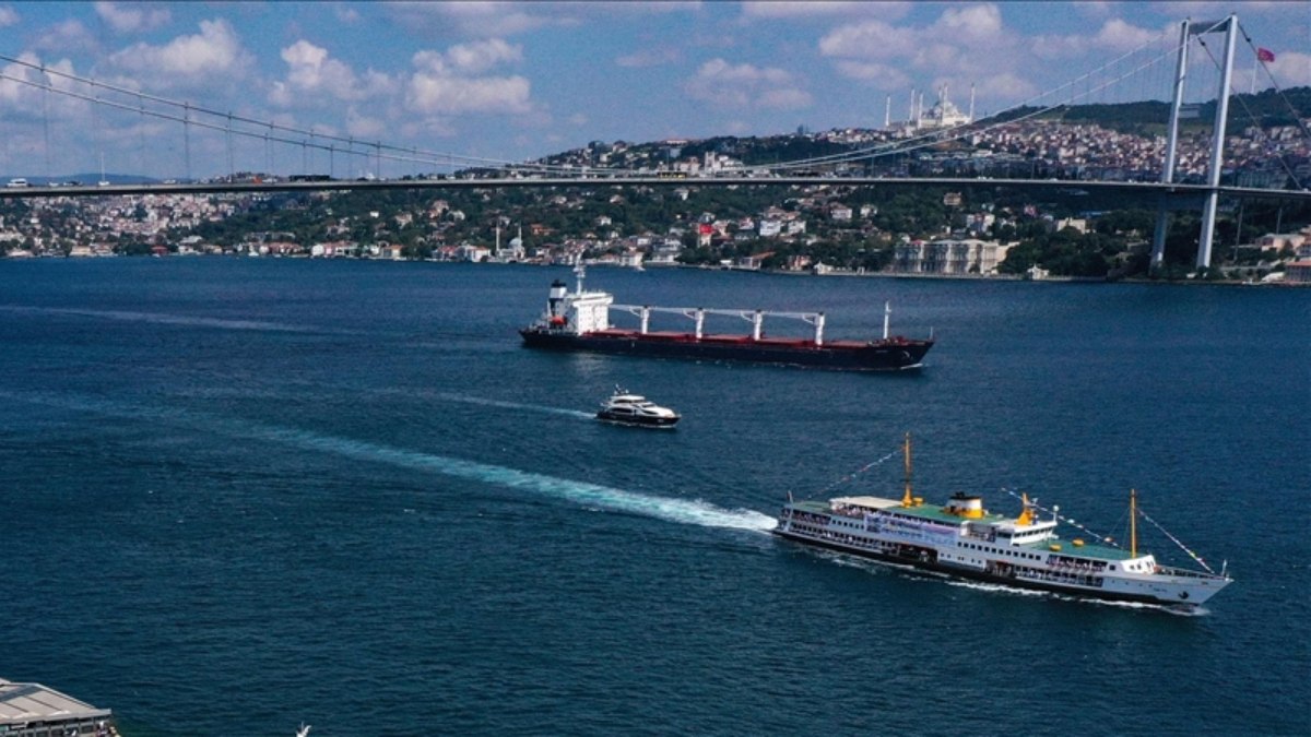 İstanbul Boğazı'nda gemi trafiği çift yönlü askıya alındı