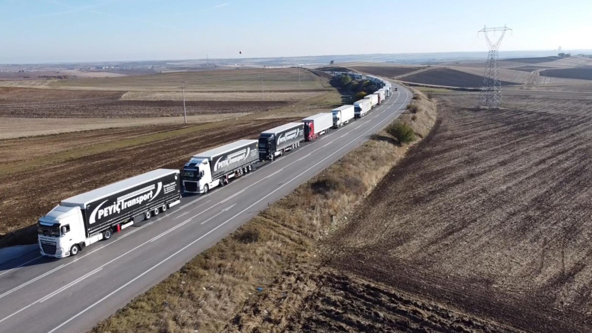 Edirne Hamzabeyli'de 25 kilometrelik tır kuyruğu