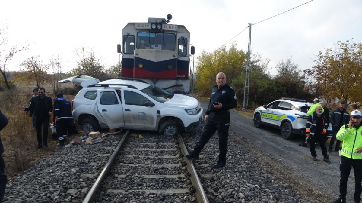 Malatya'da yük treni, otomobile çarptı: 2 yaralı