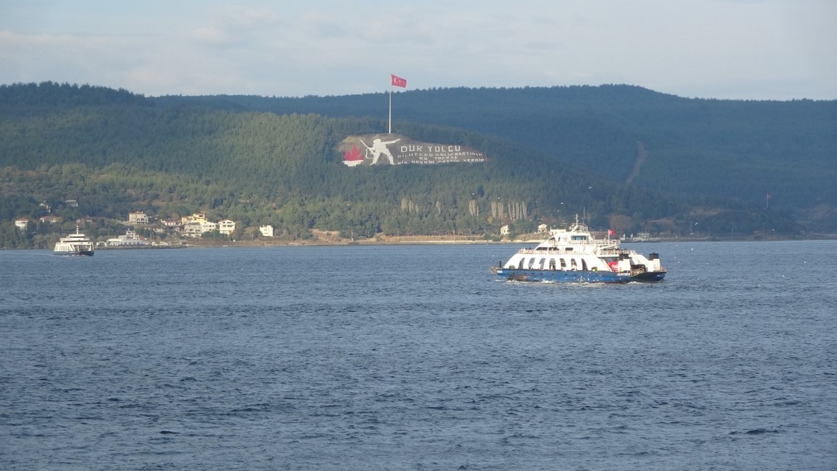 Ege Denizi'nde fırtına sebebiyle bazı feribot seferleri iptal edildi