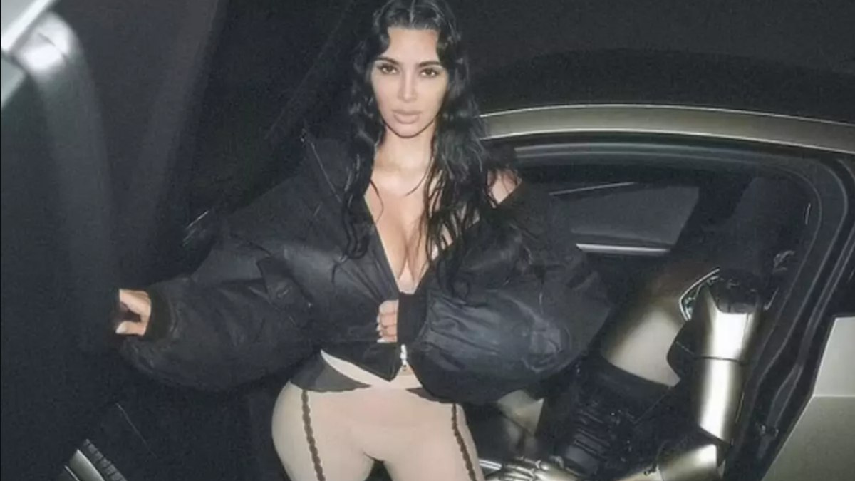 Kim Kardashian'dan gündem yaratan yeni hareket! Tesla robotunun kucağına oturdu