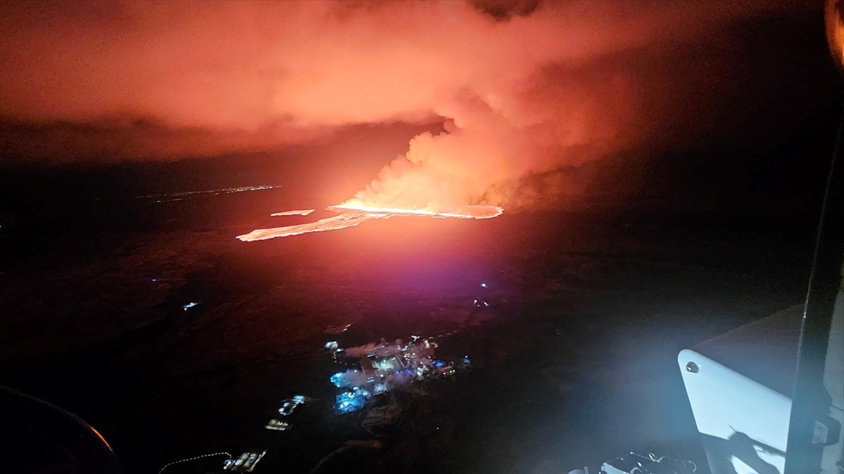 İzlanda'nın güneybatısında yanardağ patlaması