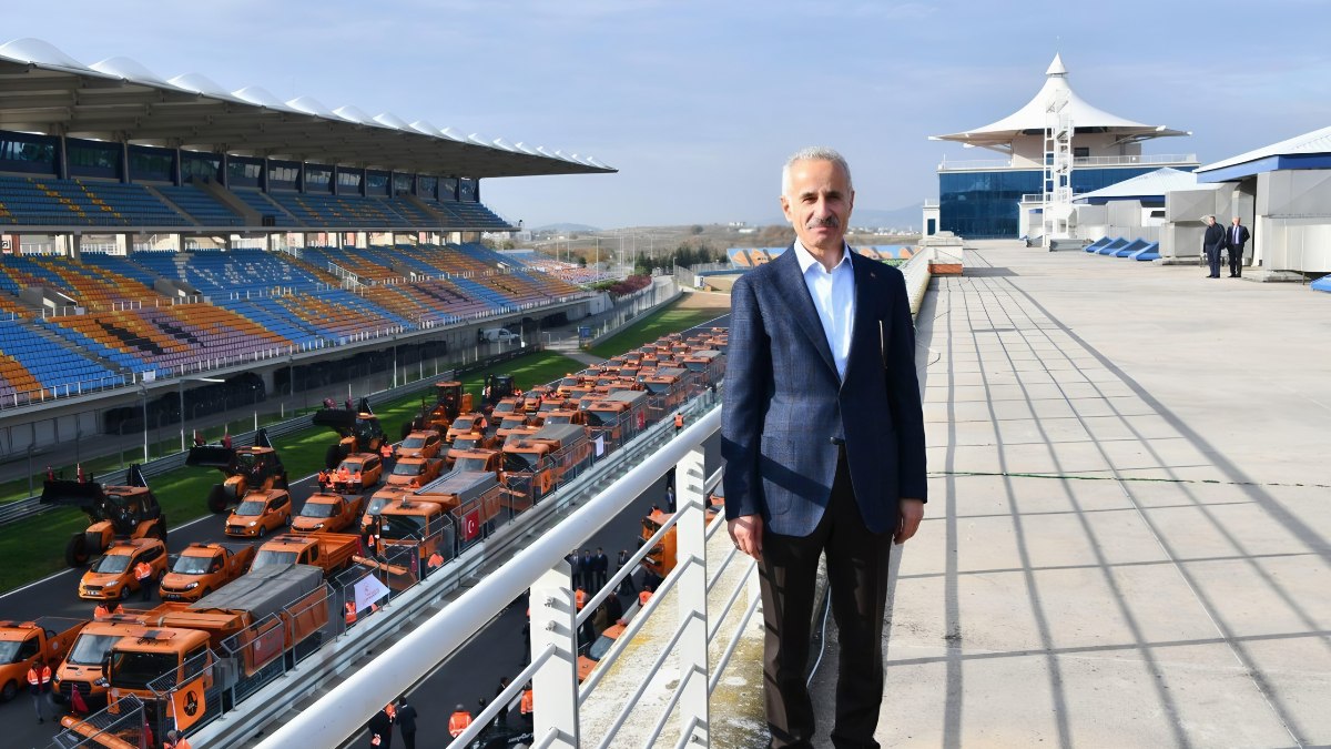 Abdulkadir Uraloğlu duyurdu: 1 Aralık'ta başlayacak kış lastiği uygulaması 4 ay devam edecek