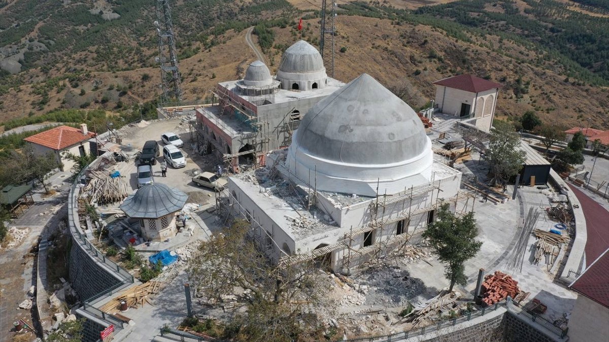 Depremde yıkılan Hazreti Ukkaşe Türbesi yeniden yapılıyor