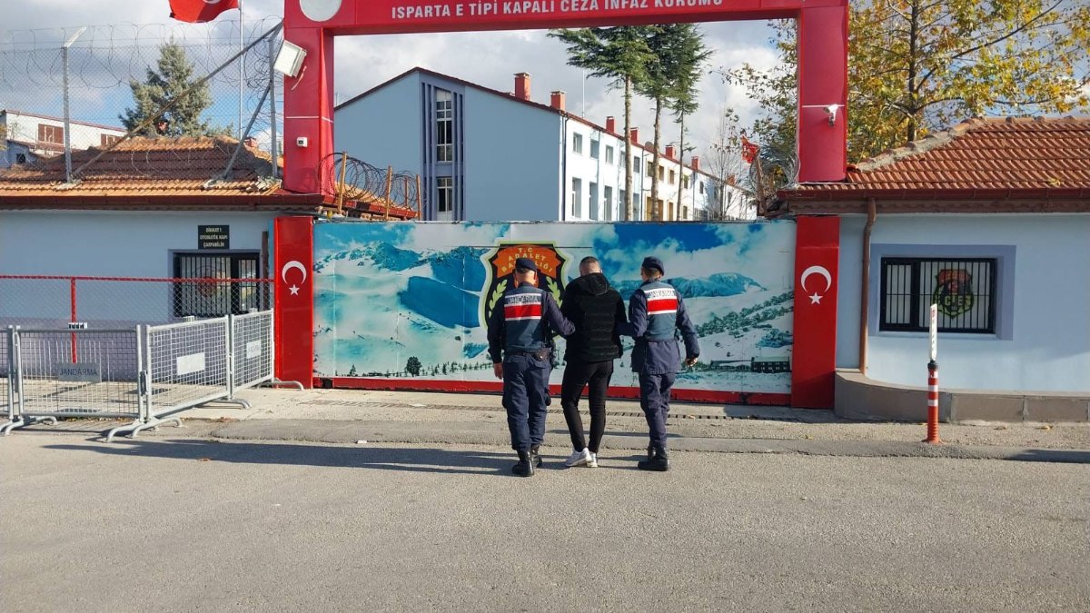 Isparta’da evine girdiği adamın boğazına bıçak dayayıp, hesabına 70 bin lira yatırttı