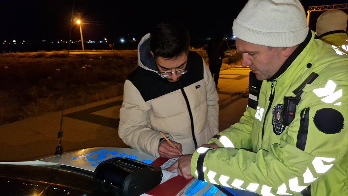 Aksaray'da yetersiz ehliyetle yakalandı: Öğrenci adamım halimden anla