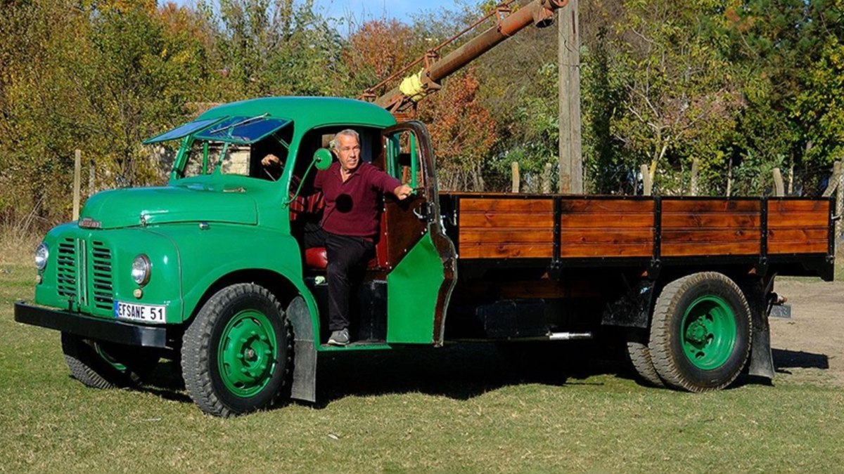 Kırklareli'de babadan kalma 1951 model kamyonu kullanıyor