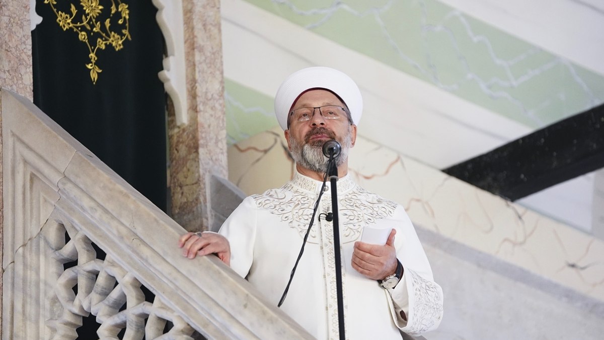 Diyanet İşleri Başkanı Erbaş, öğretmenlerin toplumdaki rolünü vurguladı